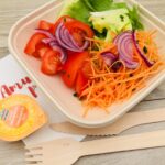 Salade, tomates, oignons rouges, carottes rapés