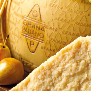 Sandwich poulet, œuf, Grana Padano, tomates, sauce césar, salade dans un pain baguette