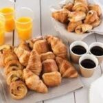 Assortiment de viennoiseries, café et jus d'orange