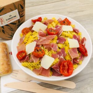 Plat fusilli, jambon sec, tomates cerise confites, parmesan, sauce pesto