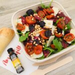 Salade, roquette, bresaola, Grana Padano, tomates cerises confites, pignons de pin, olives noires à la Grecque