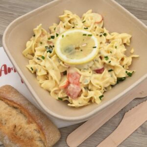 Salade pâtes au surimi, concombres et tomates, emmental sauce au fromage blanc