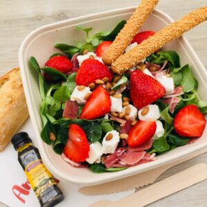 Salade mâche, jambon sec, féta, fraises, basilic, pignons de pin, gressins