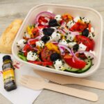 Salade, concombre, poivrons, féta, tomates, oignon, olives noires à la grecque, basilic