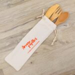 Couverts en bambou dans une pochette Amuse Papilles
